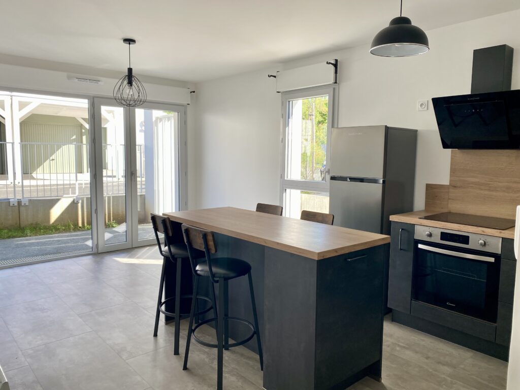Appartement meublé récent en location à Royan avec cuisine moderne et terrasse